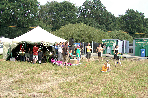 Campzone 2008 - De rij van het draaiend dartbord