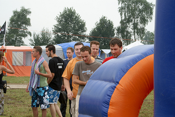 Campzone 2008 - In de rij voor de stormbaan