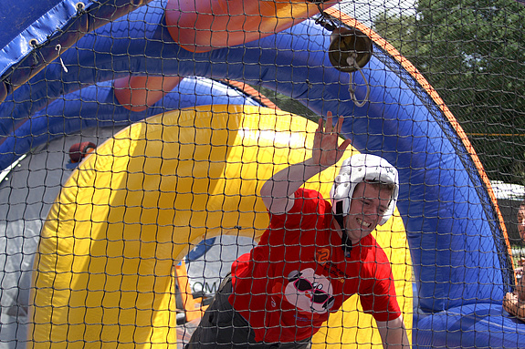 Campzone 2008 - Robin tikt de bel aan