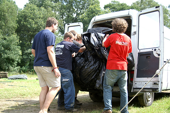 Campzone 2008 - Het grondzeil van de tent in het busje