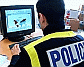 politieagent met computer