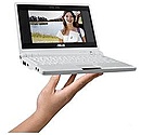 Netbook op hand (klein)