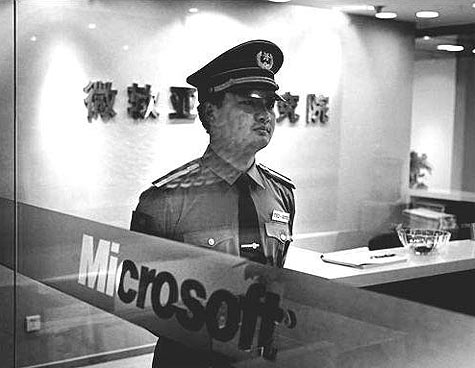 Chinese politieman in Microsoft-kantoor Chinese politieman in Microsoft-kantoor