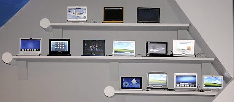 Boekenplank met netbooks Boekenplank met netbooks