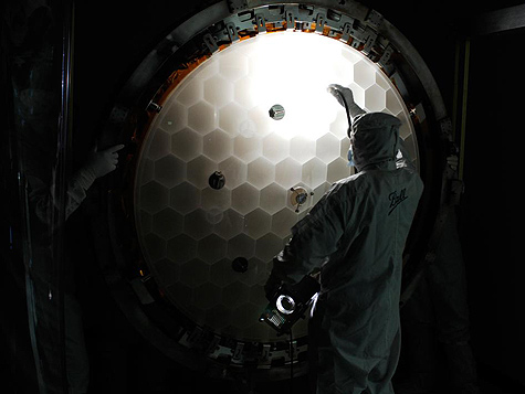 NASA-wetenschappers inspecteren de spiegel van de Kepler-ruimtetelescoop