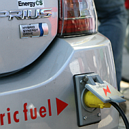 elektrische wagen aan oplaadstation