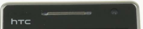 De led-indicator zit links van de speaker De led-indicator zit links van de speaker