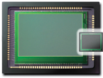 Foveon-chip met traditionele compact-chip op dezelfde schaal
