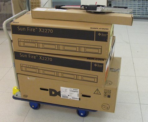 2x Sun X2270 dozen bovenop een Dell R610 doos