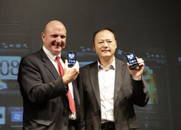 Matties on stage: Topmannen Steve Ballmer (Microsoft) en Peter Chou (HTC)
