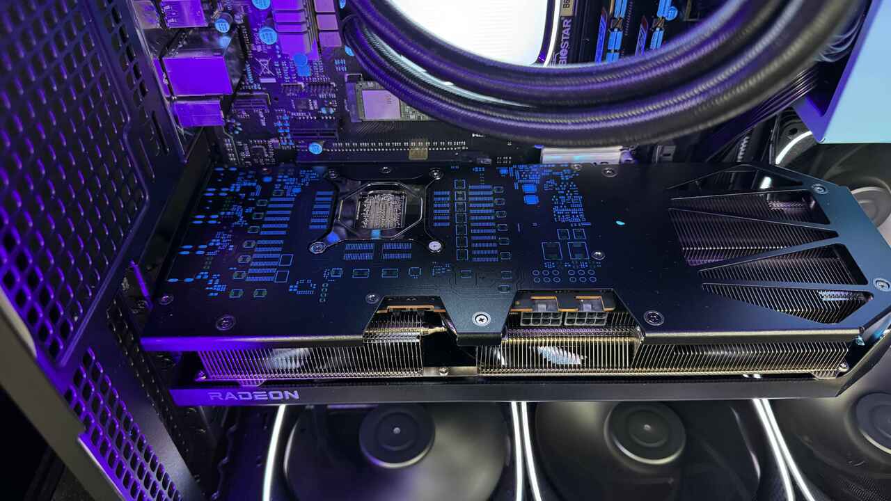 .Geek - Powercolor-gpu heeft patronen op backplate die alleen met uv-lamp te zien zijn