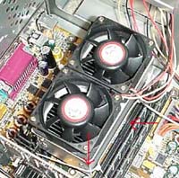 De ASUS K7V met 1 dimm bank minder en tie-rips