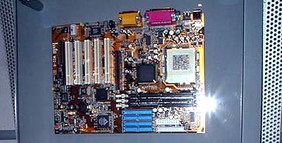Intel 8xx mobo\'s op Computex: Iwill WO2-R (i815E)
