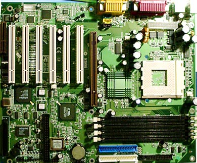 Computex 2000: MSI K7T Master (groot)