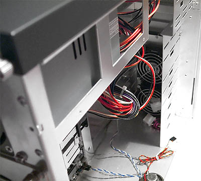 Coolermaster ATC-200 review - Kast open, drive bays