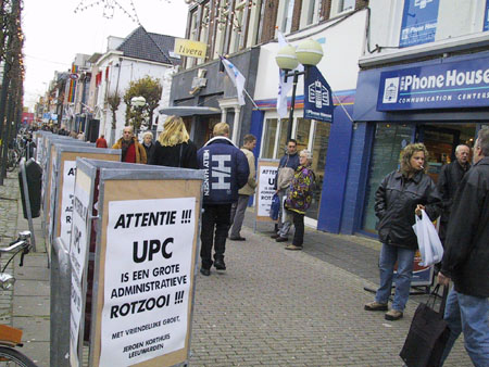 Boze klant UPC spamt in winkelstraat