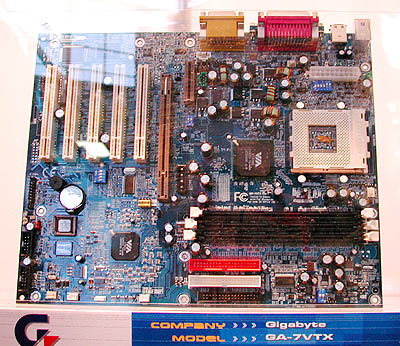 CeBIT 2001: Gigabyte GA-7VTX op VIA stand