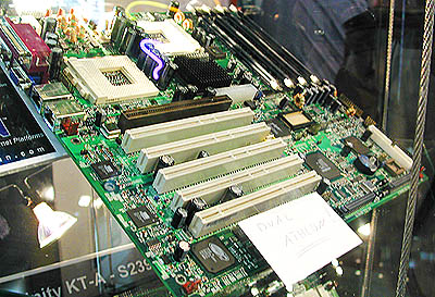 CeBIT 2001: Tyan Thunder K7 / AMD 760MP layout