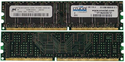 Crucial PC-1600 DDR SDRAM module (voor- en achterkant)