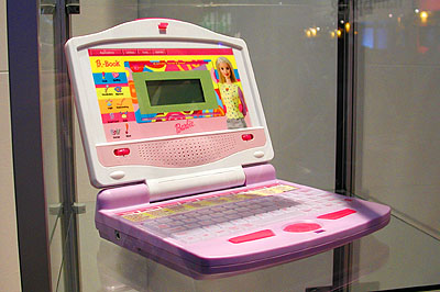 CeBIT 2001: Brute Barbie schoothond