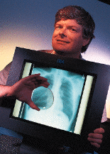 Robert L. Wisnieff, manager IBM's advanced display technology laboratory, met een 200ppi display