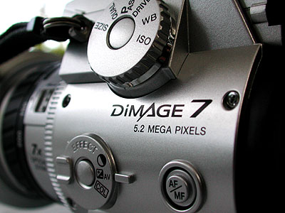 Minolta Dimage7 - zijkant & megapixel logo