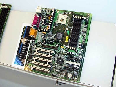 Tyan S2266 (VIA P4X266)