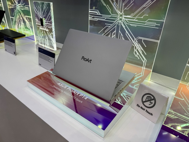 Nvidia RTX Spark-laptops zoals die overal te zien waren op Computex: uitgeschakeld, met lege batterij en de klep naar voren gericht.