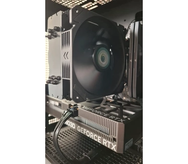 Xenith Essential Stealth - Ryzen 5 7600 - GeForce RTX 5060 - 16 GB DDR5 - 1 TB Kingston ssd