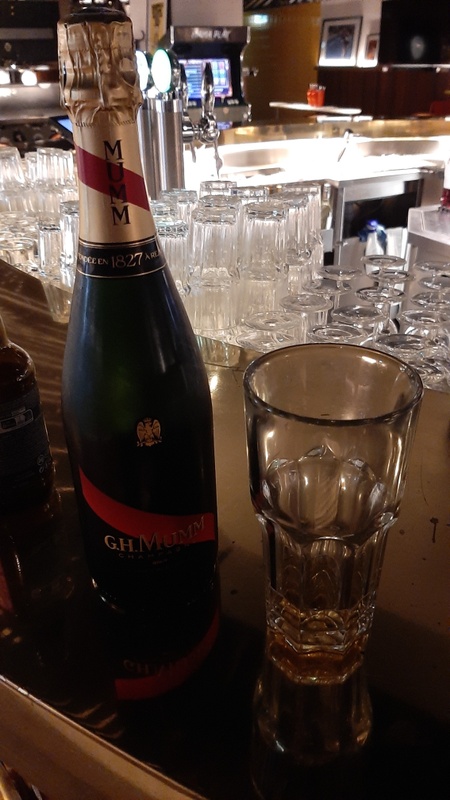 Afbeeldingslocatie: https://tweakers.net/i/-QFgZGnrwQwtloD94t-Kbq3uT6g=/x800/filters:strip_icc():strip_exif()/f/image/ajW3Et95w7UCgOoyBRbPulVv.jpg?f=fotoalbum_large