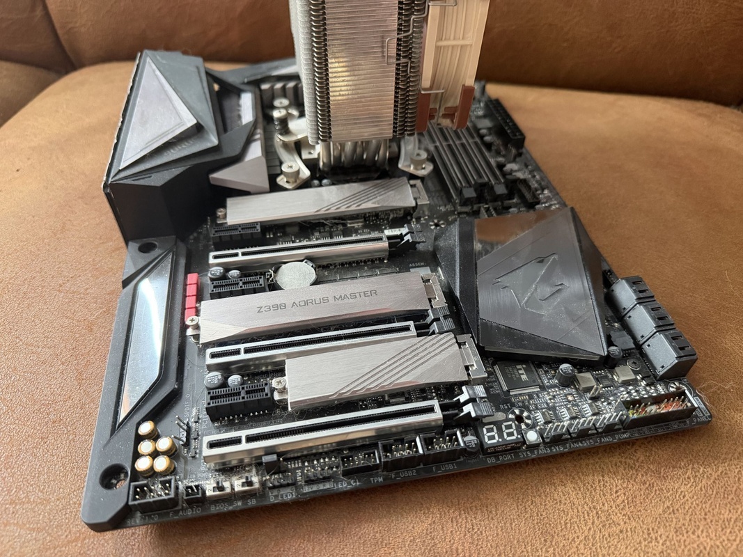 Gigabyte Z390 Aorus Master + Intel Core i9-9900K + Noctua NH-U14S