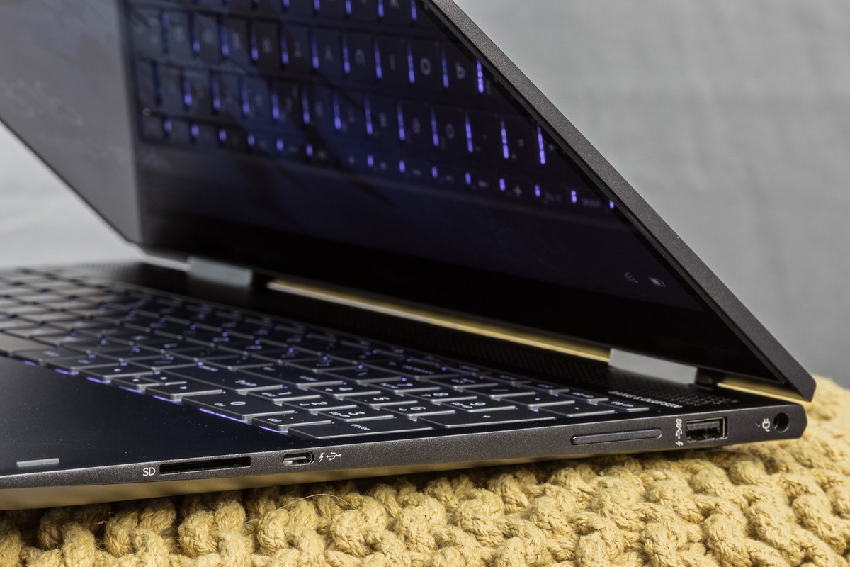 HP Envy x360 15 Review Uiterlijk, toetsenbord en touchpad Tweakers