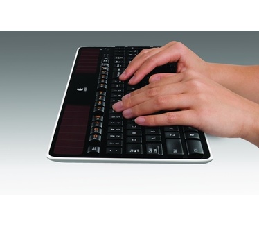 Logitech K750