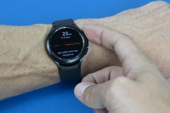 ecg-meting uitgevoerd op een smartwatch