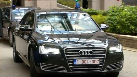 Merkel arriveert bij EU-top in 007-auto