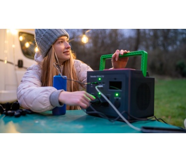 APC SE OffGrid Portable Power Station 730 - Li-Ion accu, LCD, 2x stopcontact, 3x USB-A, 2x USB-C, 3x 12V, draadloze lader