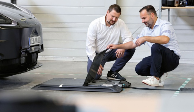 Christian Holler en Simon Klein bij een laadplaat