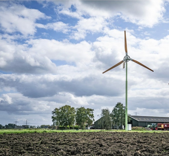 Een relatief kleine windmolen voor boerenbedrijven (beeld: EAZ)