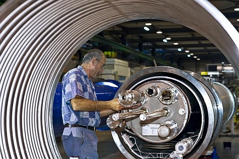 Cern-medewerker met magneet