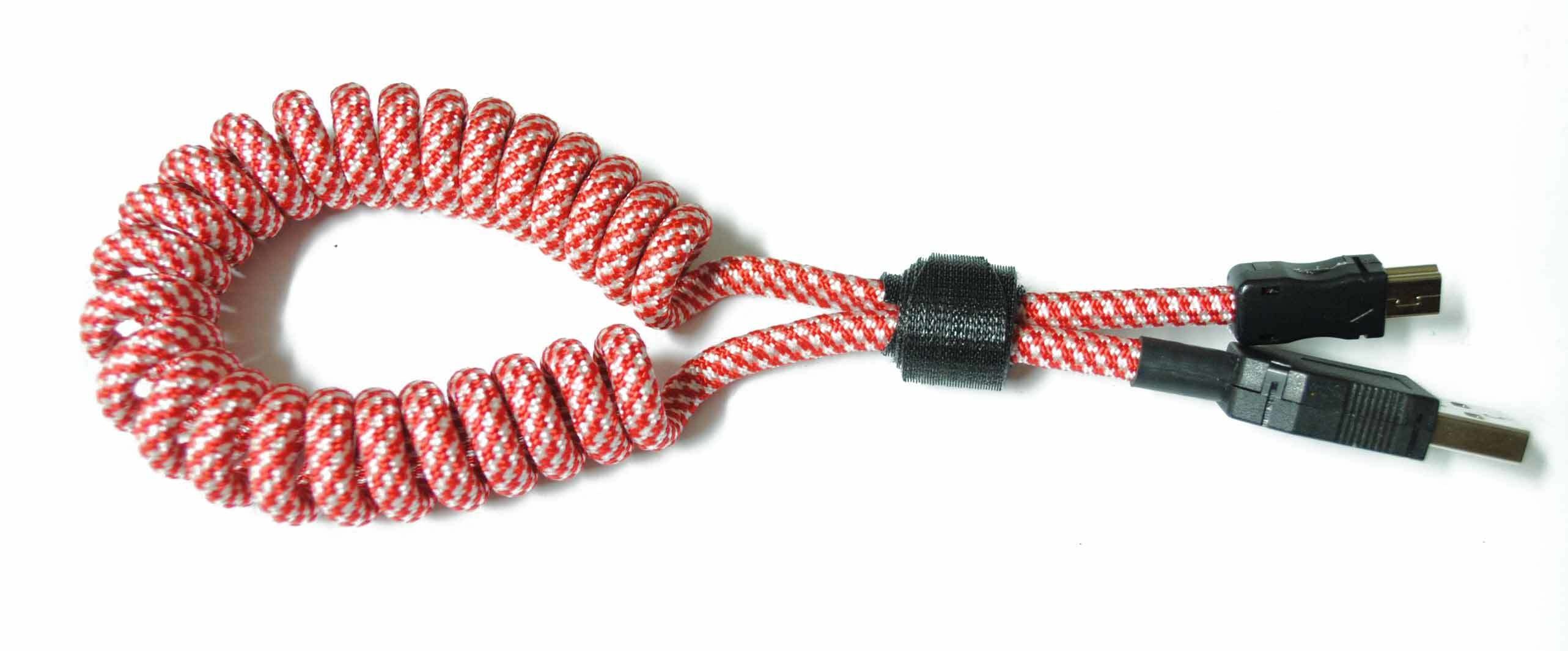 Gekrulde en gesleevede usb-kabel