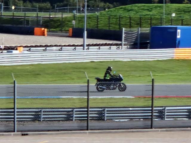 Afbeeldingslocatie: https://tweakers.net/i/1iWJ9_BzJeR7fWfK1vgY43Tn1Z4=/fit-in/4920x3264/filters:max_bytes(3145728):no_upscale():strip_icc():strip_exif()/f/image/KneWoq2ca9SHyco0jF5iec3f.jpg?f=user_large