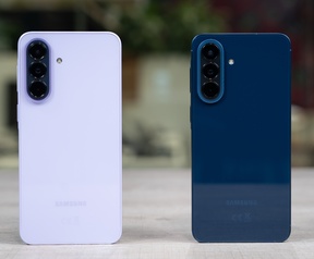 Samsung Galaxy A37 (roze) en A57 (donkerblauw)