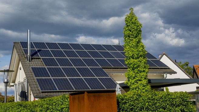 Zonnepaneel zonnepanelen PV's zonnestroom salderen. Bron: Wolfgang Kaehler / Getty Images