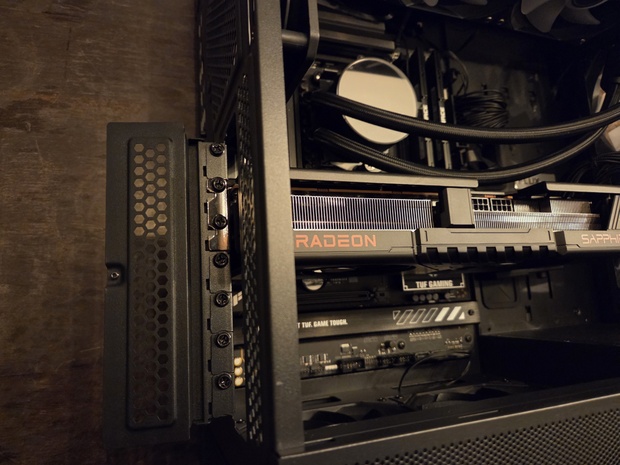 Afbeeldingslocatie: https://tweakers.net/i/2fLt9LcKGHUPXdWCgPR5bDSm-3c=/620x/filters:strip_icc():strip_exif()/m/2271134/1W2ai5JwaGmrIpMaAo5yTz28MH8dSQla8FutBpGpB89fz9SyFs.jpeg?f=620xauto