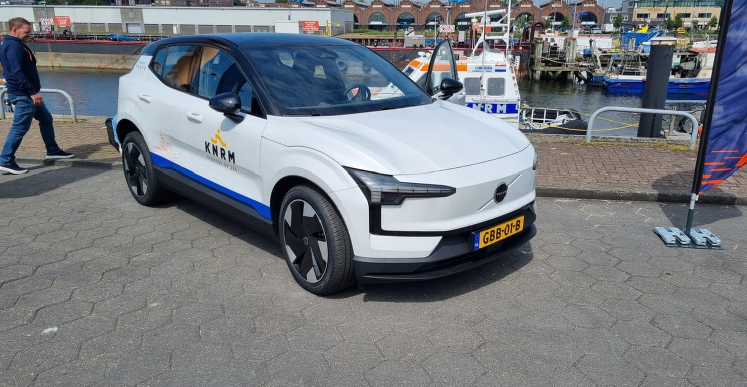 Afbeeldingslocatie: https://tweakers.net/i/39R4iPG5q3dbXYyuILGPJCGOPjg=/full-fit-in/4920x3264/filters:max_bytes(3145728):no_upscale():strip_icc():fill(white):strip_exif()/f/image/rICGQ7OA3X6Jq3ZEqxmWqbi4.jpg?f=user_large