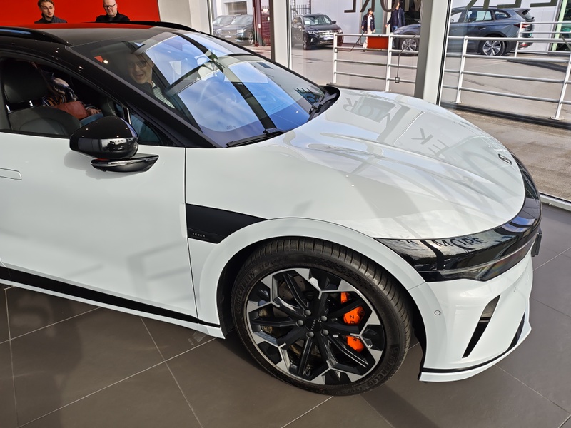 Afbeeldingslocatie: https://tweakers.net/i/3Akna1h9PW9FYr8zcooC8ahe8cw=/800x/filters:strip_icc():strip_exif()/f/image/S1bRBtW7djQ71hG3TaMYT9Bv.jpg?f=fotoalbum_large