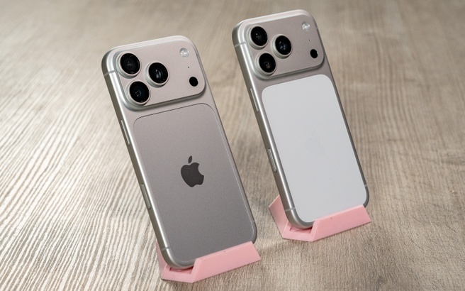 Apple iPhone 18 Pro (links) naast iPhone 17 Pro