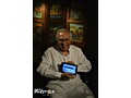 De Indiase Onderwijsminister met de Aakash-tablet