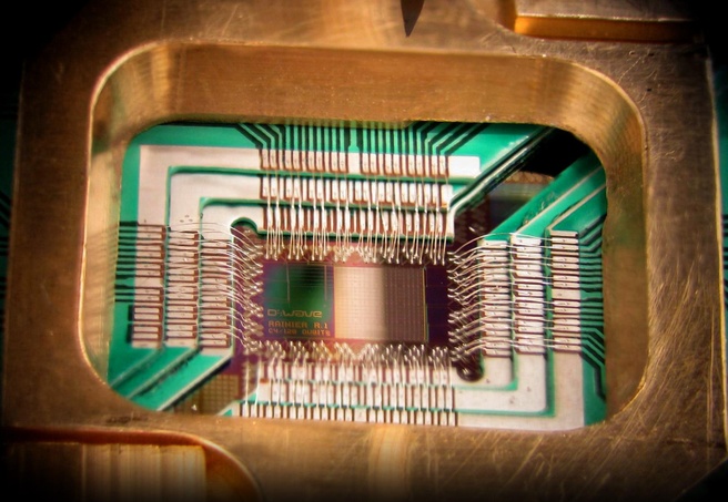 Quantumcomputerchip in D-Wave One met 128 qubits