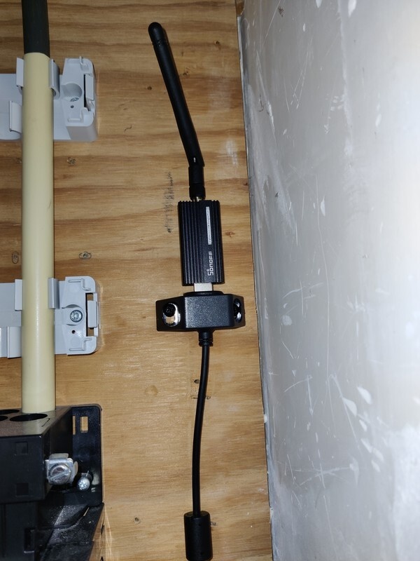 Sonoff ZigBee 3.0 Dongle Plus-E op USB2.0 wall mount in de meterkast